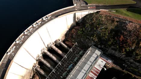 vista aérea de una presa hidroeléctrica y una central eléctrica