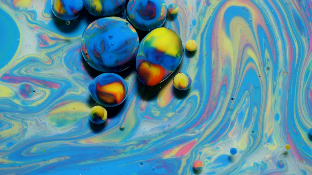 movimiento lento colores brillantes burbujas de aceite hermosa pintura color del universo moviéndose multicolor de cerca. pintura acrílica. fantástica superficie hipnótica. abstracto pintura de colores burbujas estructura de metamorfosis