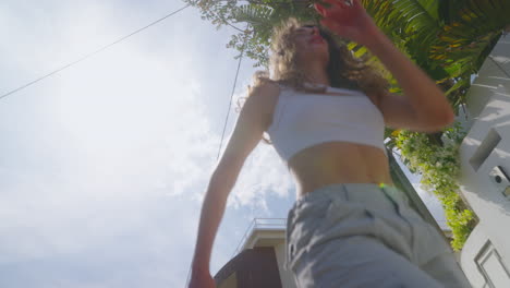 mujer bailando en la ciudad