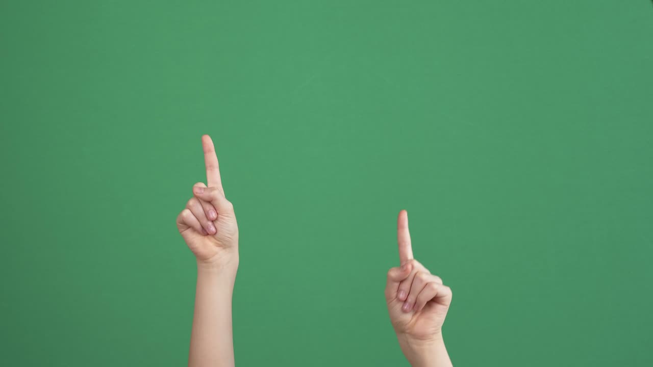 아이의 손이 어지고 손가락이  빈 초록색 바탕을 가리키고, 대화 없이 의사소통, 몸짓 개념.