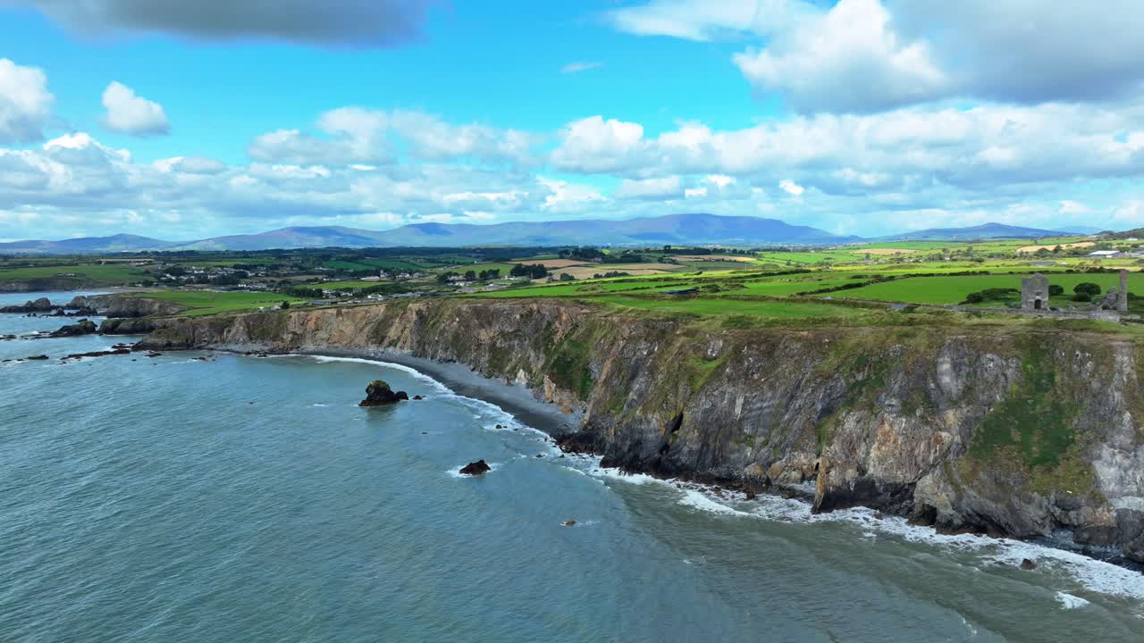 irlanda lugares épicos paisaje marítimo desde un avión no tripulado de la costa de waterford irlanda con las montañas comeragh detrás