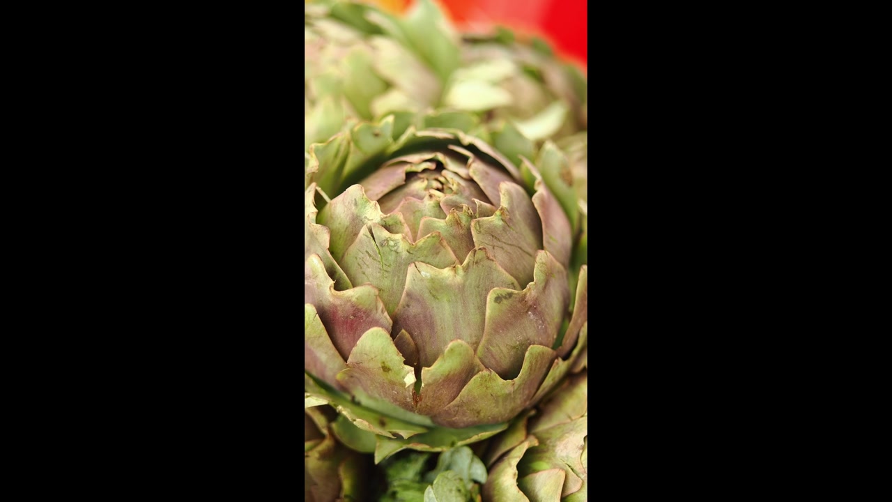 Carciofi verdi freschi esposti al mercato