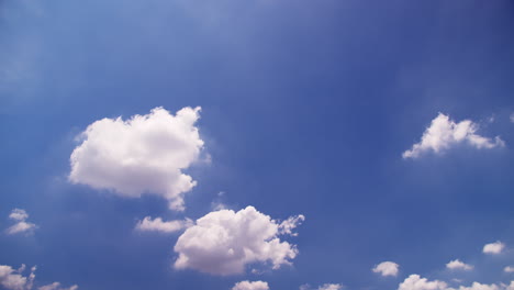 Geschwollene,-Flauschige-Weiße-Wolke-Und-Zuckerwatte-Cumulus-Wolkenlandschaft,-Die-Sich-Auf-Einem-Schönen,-Sonnigen,-Klaren,-Blauen-Himmelshintergrund-Im-Sommersonnenlicht-Und-Sonnenstrahl-Am-Sonnenscheintag-Bewegt