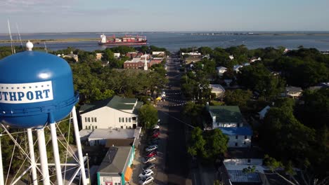 volando hacia el canal intracostero y pasando la torre de agua en southport, nc