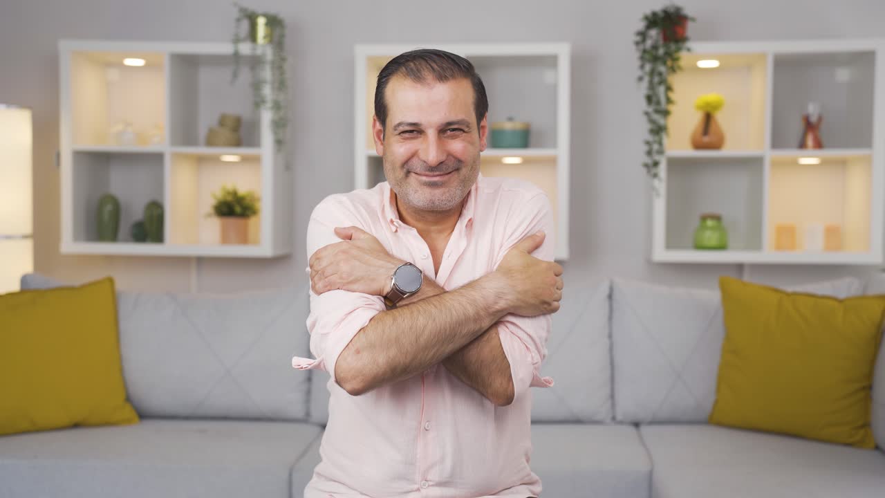 el hombre haciendo gestos lindos para la cámara.