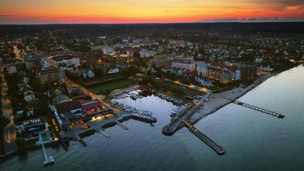 Vista aerea da drone di Osterbo Nord, zona del porto di Nordhavn sulla costa dell'Øresund di sera