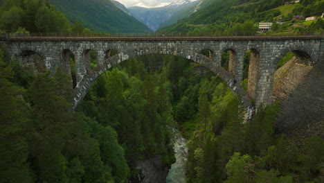 Uno-De-Los-Puentes-Ferroviarios-Más-Fotografiados-De-Noruega.