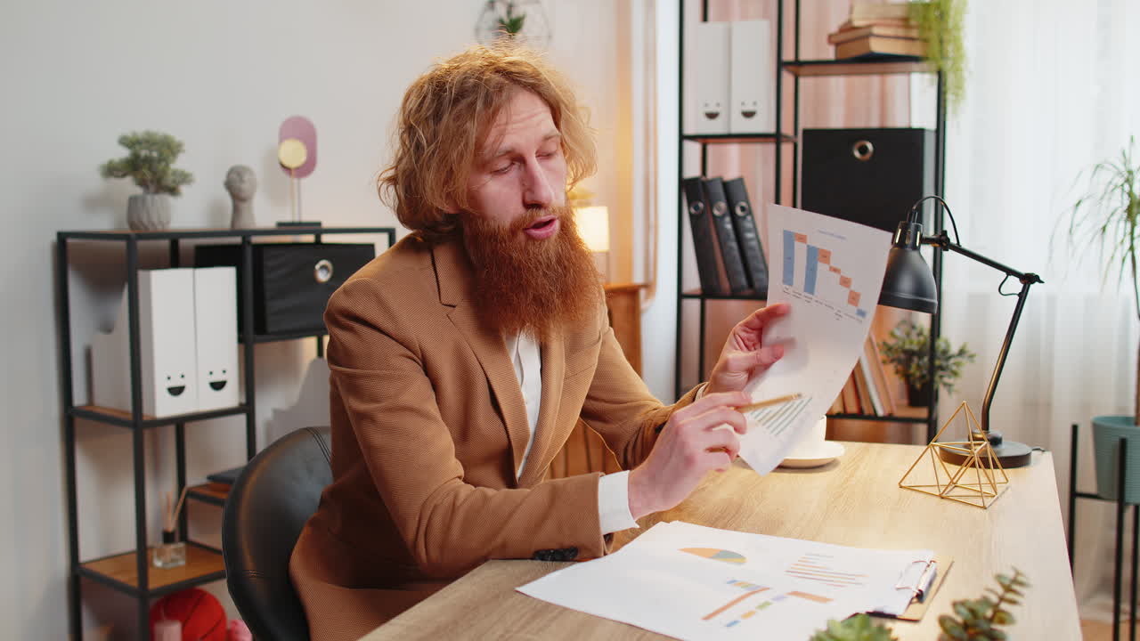 pov de hombre de negocios explicando mostrando informes gráficos y gráficos en la mesa de la oficina de casa llamada de video