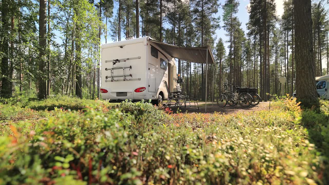 가족 휴가 여행 트럭, 휴가 여행 모터카, 카라반 자동차 휴가.