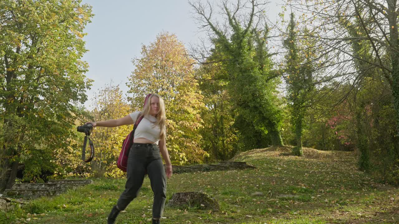 아름다운 여성 재미있는 카메라를위한 장난스러운 순간 가을 배경