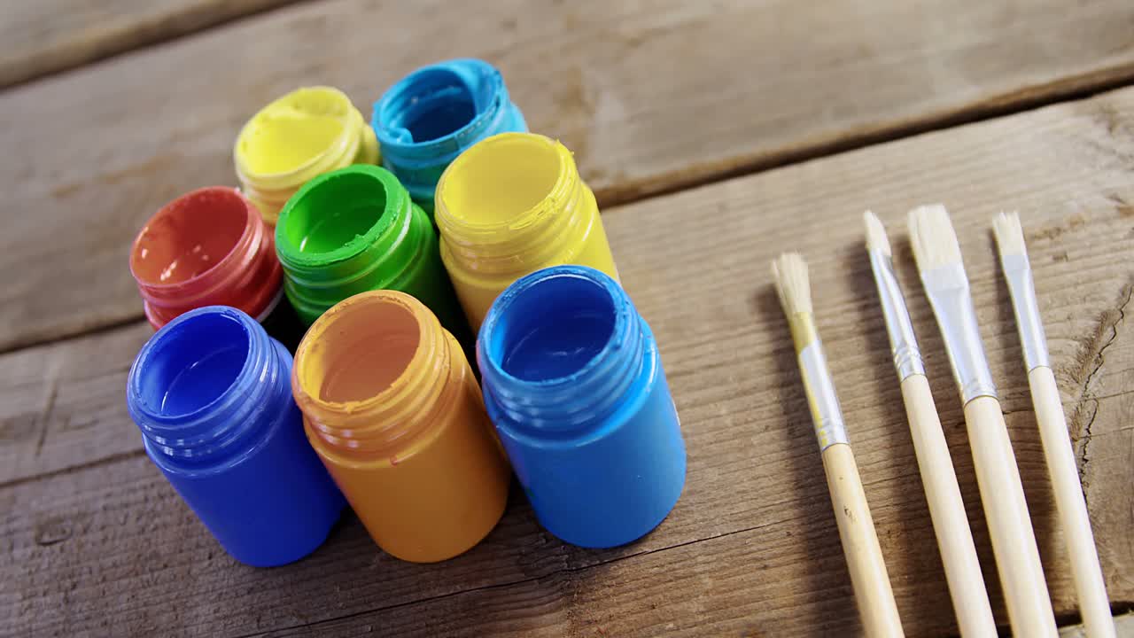 pintura de acuarela con pinceles