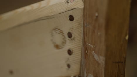 tablas de barco de madera sujetadas al tallo con clavos de cobre