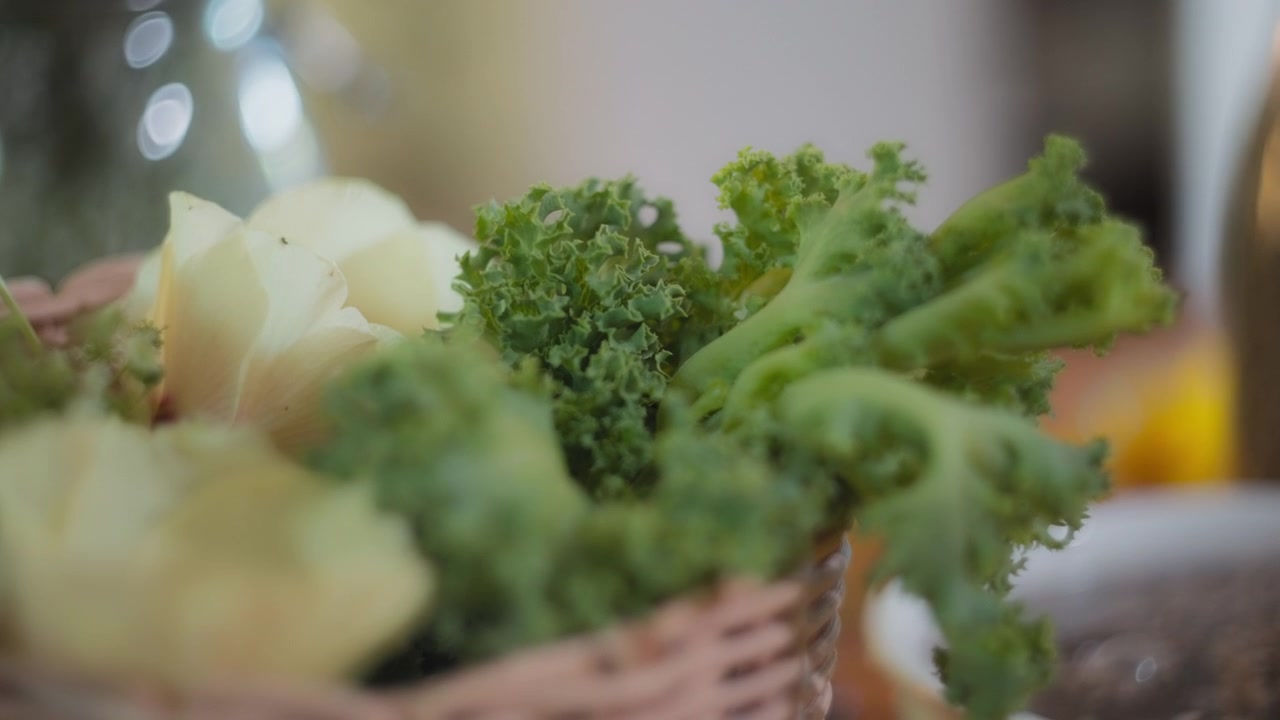 Verduras de hoja verde en la cesta