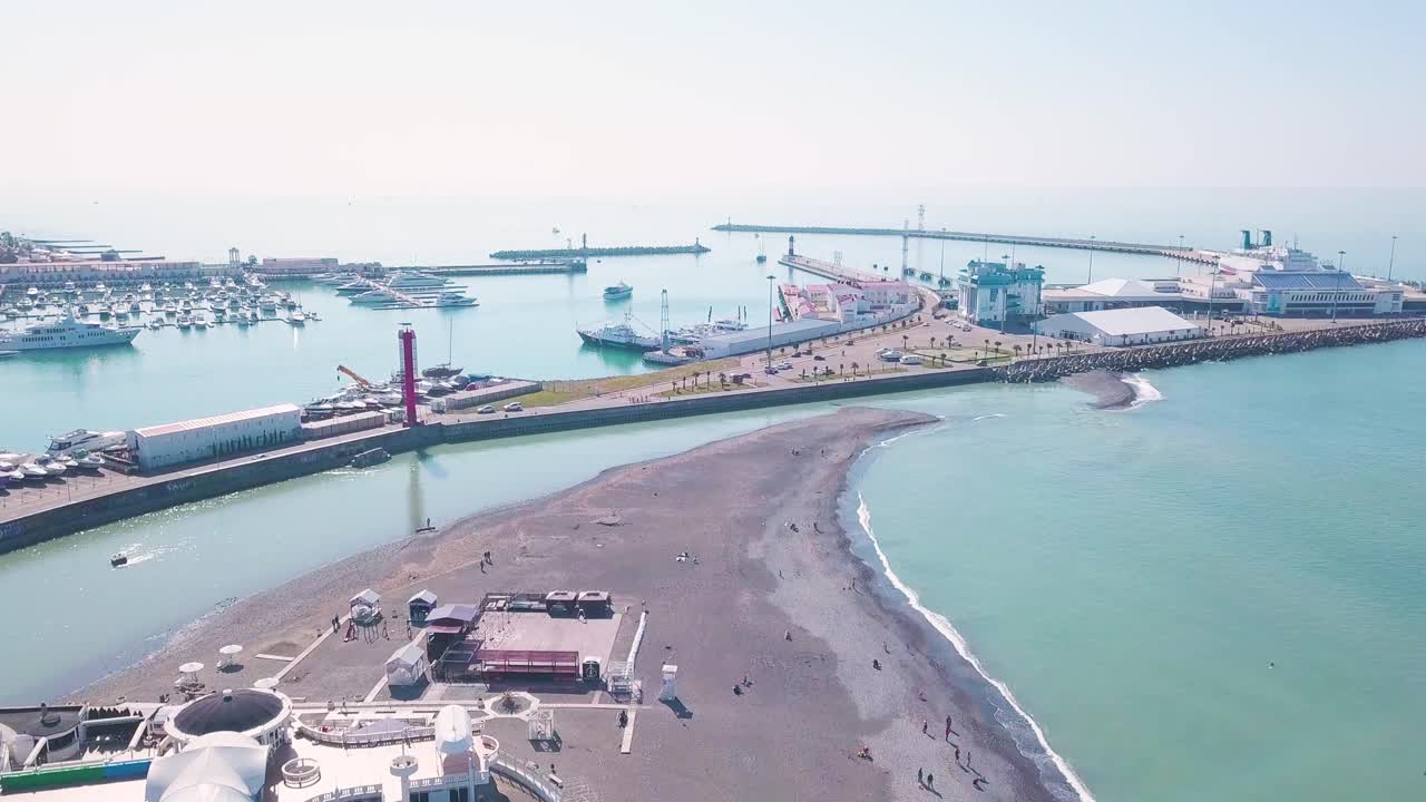 vista aérea de un bullicioso puerto y una zona de playa