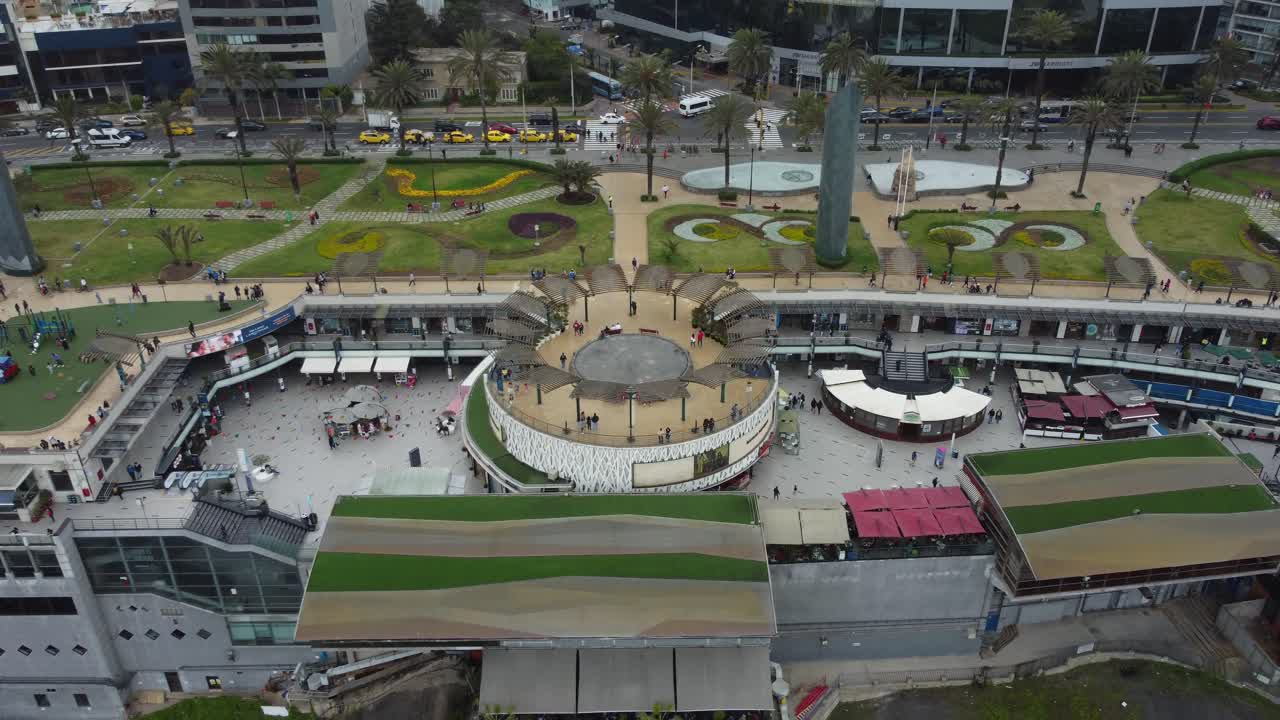 video drone 4k de un centro comercial llamado "larcomar" en el distrito de miraflores de lima, perú