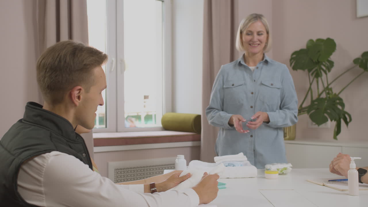 преподаватель демонстрирует товары для ребенка на уроке