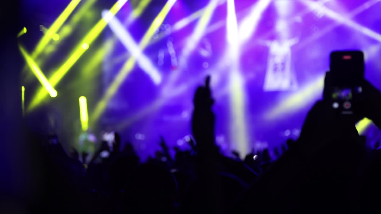 Animazione delle luci del palco: movimento scintillante e lampeggiante di luci d'intrattenimento nel concerto notturno