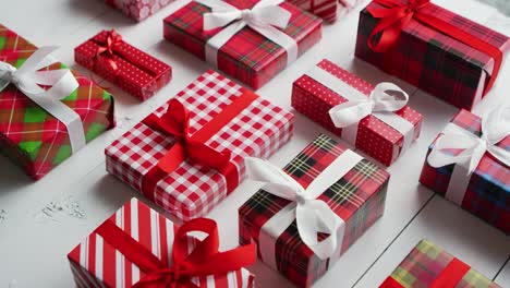 Side-view-of-wrapped-Christmas-presents-laid-on-the-wooden-table