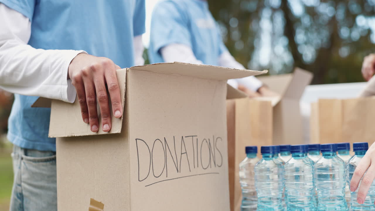 los voluntarios empacan donaciones para los necesitados