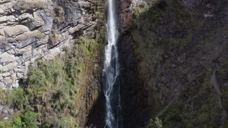 experimente un ascenso vertical de avión no tripulado de abajo a arriba de la cascada candela fasso en cotopaxi, era jatun