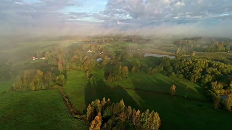 Vuelo-De-Drones-Al-Atardecer-Sobre-El-Hermoso-Paisaje-Rural-Escénico-En-Europa