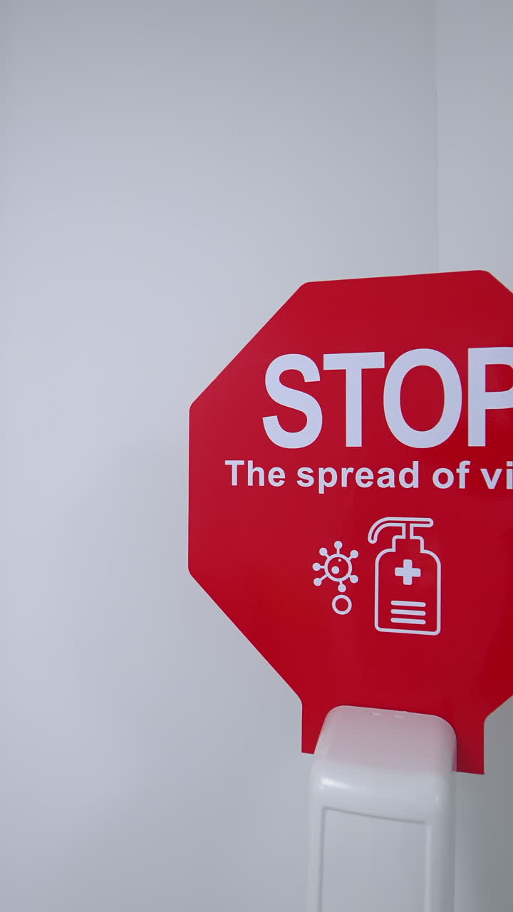 Cartello informativo sul Coronavirus in ospedale. Cartello "Stop, lavati le mani" in ospedale.