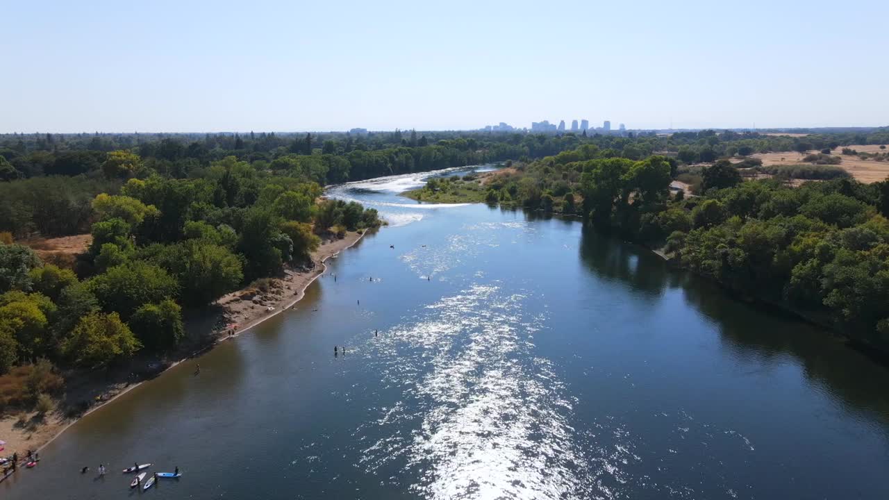 una excelente toma aérea de personas que abordan embarcaciones personales en el río americano en sacramento california