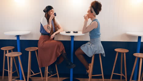 Amigos,-Mujeres-Y-Brindis-En-La-Cafetería.