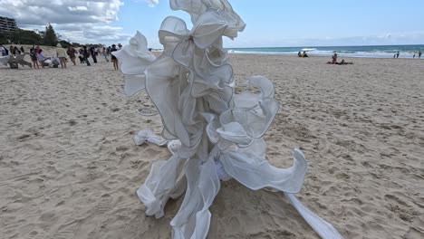 instalación de arte en una playa de arena con el fondo del océano