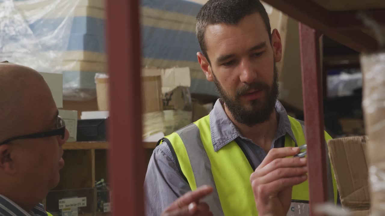 trabajadores discutiendo sobre el trabajo