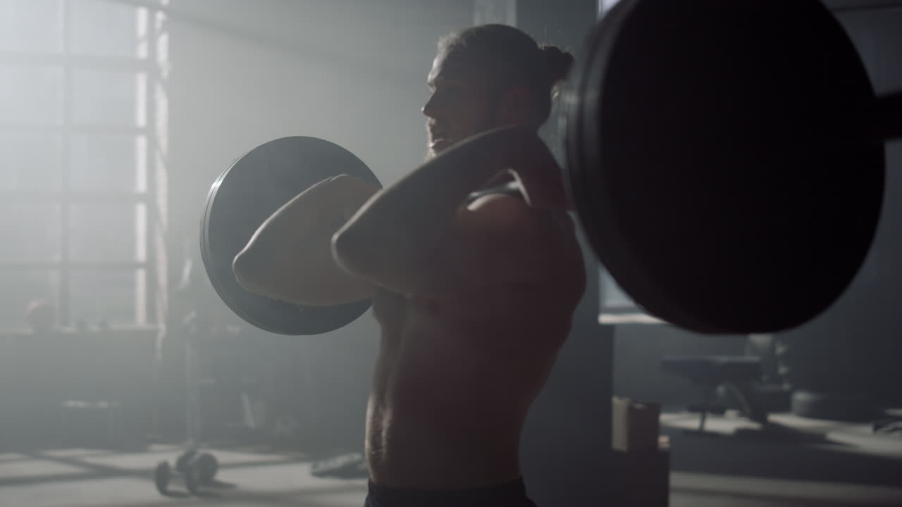 hombre levantando pesas. culturista masculino haciendo entrenamiento de crossfit con barra