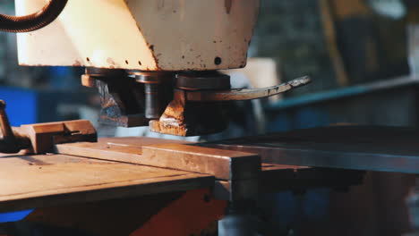 operador industrial que utiliza una máquina de perforación. perforación de agujeros en chapa metálica