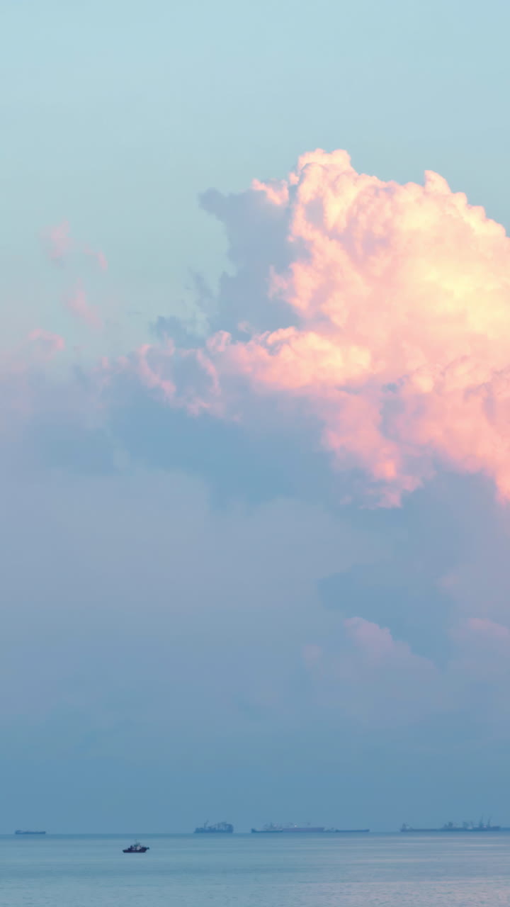 배 들 과 함께 바다 위 에 있는 파스텔 색 의 해 가 지는 것