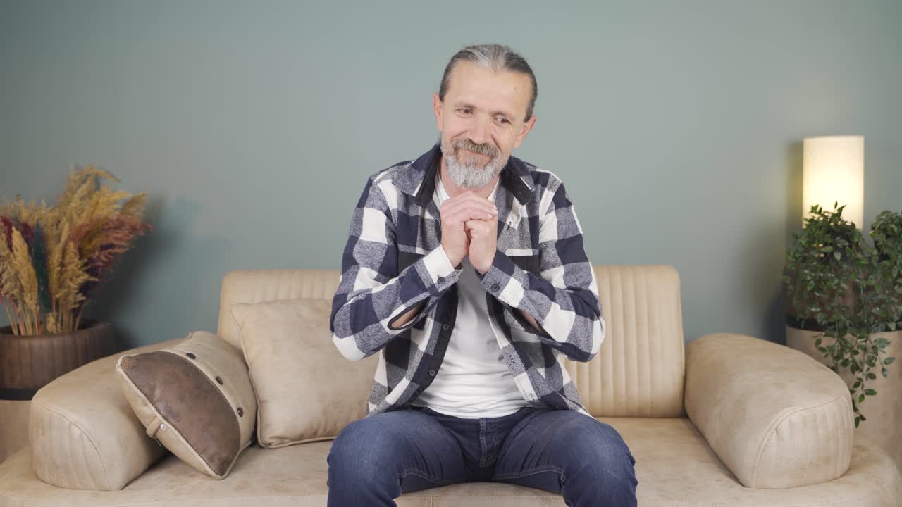 카메라를 바라보며 사과하는 남자