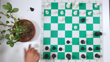 jugadores de ajedrez haciendo movimientos en un juego de ajedrez