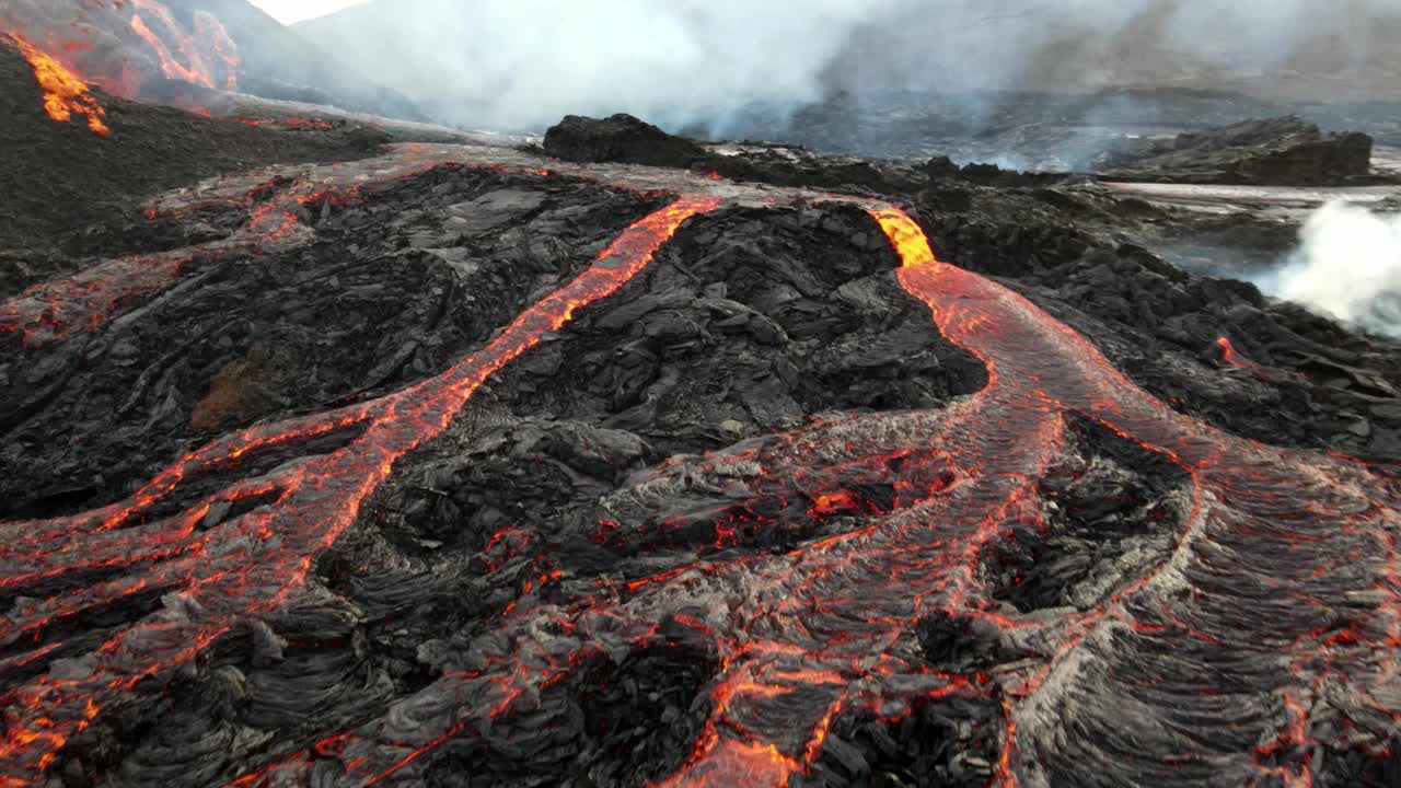 Colata lavica da vulcano attivo