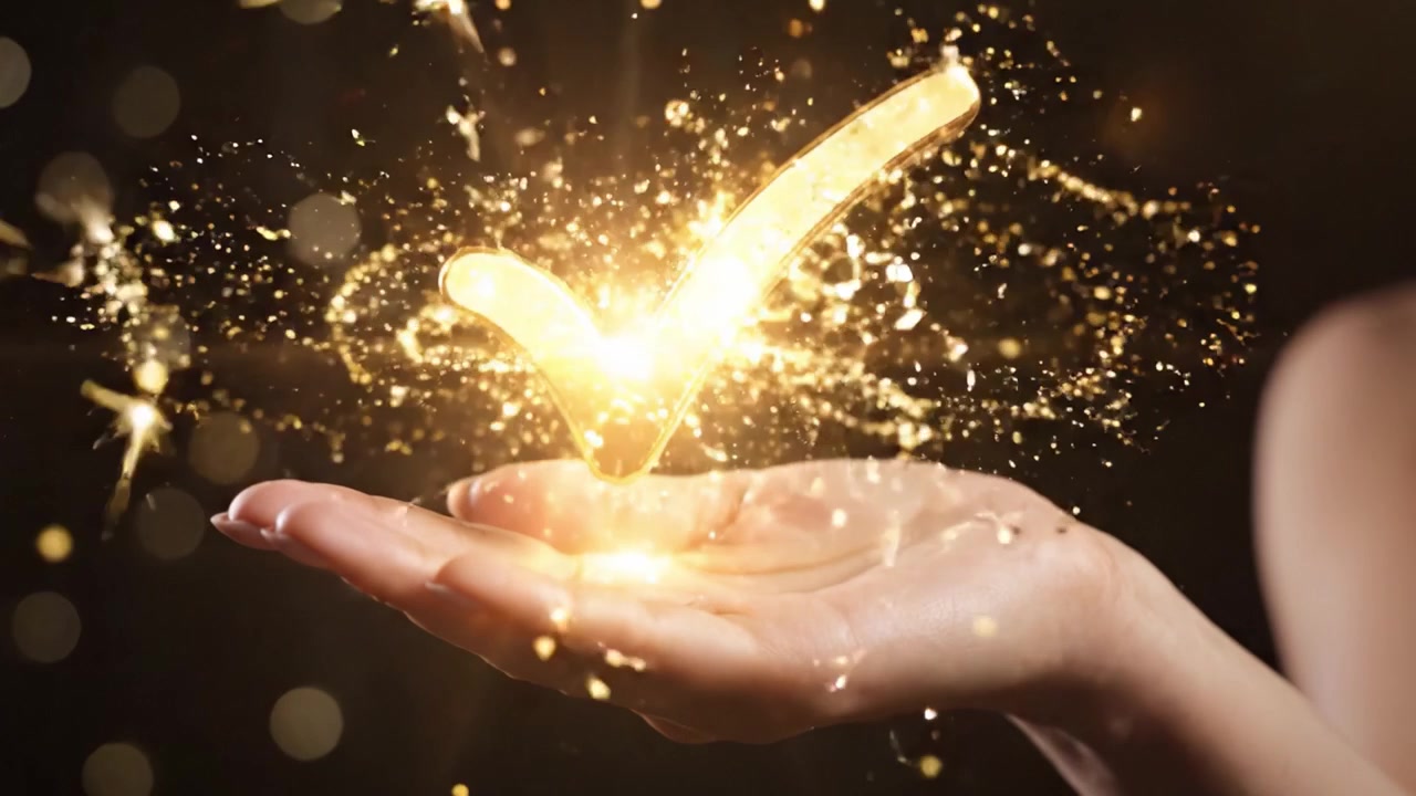 Ein glänzendes goldenes Häkchen erscheint in einer Hand, das Zustimmung und Erfolg vor einem funkelnden Hintergrund aus blendenden Lichtern symbolisiert.