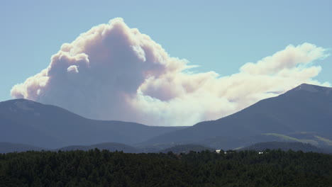 Massives-Verheerendes-Feuer,-Das-In-Den-Bergen-Von-New-Mexico-Mit-Rauchfahnen-Brennt