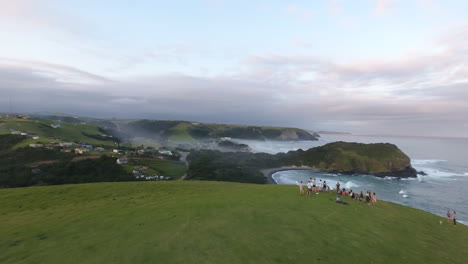 filmische luftaufnahmen der coffee bay in südafrika bei sonnenaufgang