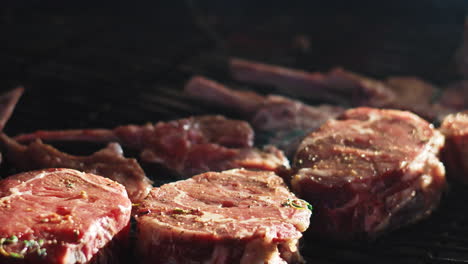 costillas de res de primer plano preparándose para la fiesta de barbacoa. costillas jugosas cocinando en la parrilla