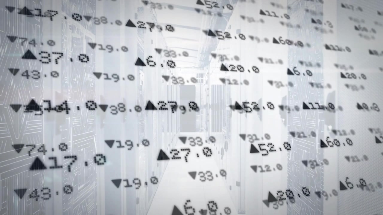 All'avvio, visualizzazione di un data center con una sovrapposizione numerica traslucida che svanisce e tremola, mostrando metriche.