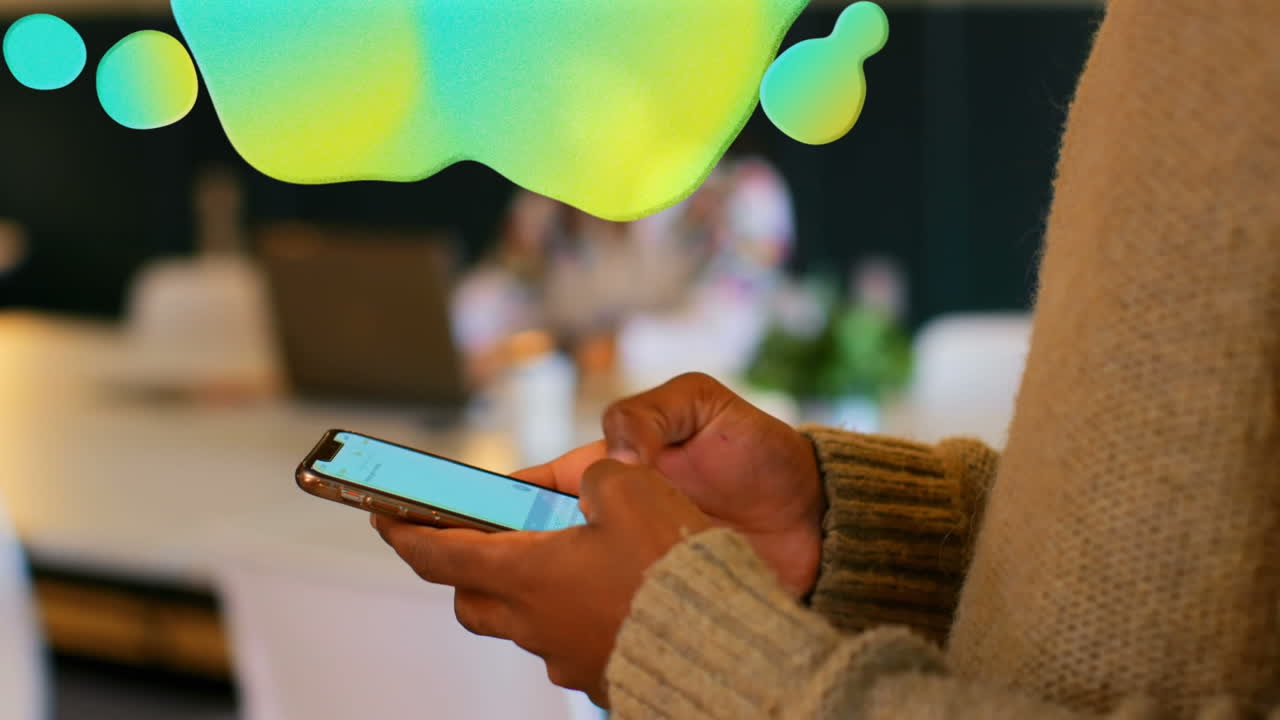 animación de manchas sobre una mujer de negocios biracial usando un teléfono inteligente