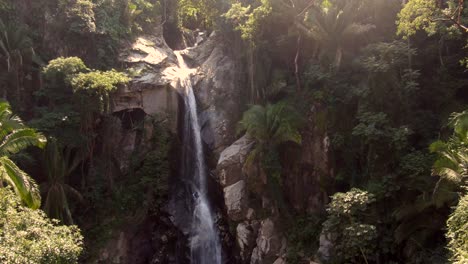 Roca-Empinada-Con-Cascadas-De-Cascada-De-Yelapa-En-El-Bosque-Tropical-En-Jalisco,-México