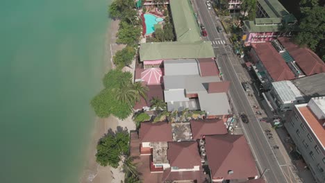 Vista-Aérea-De-Hoteles-En-La-Carretera-De-La-Playa-De-Arena-Blanca-En-Koh-Chang,-Tailandia