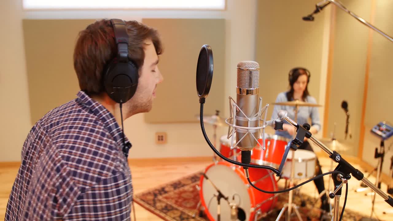 스튜디오 에서 공연 하는 음악 밴드