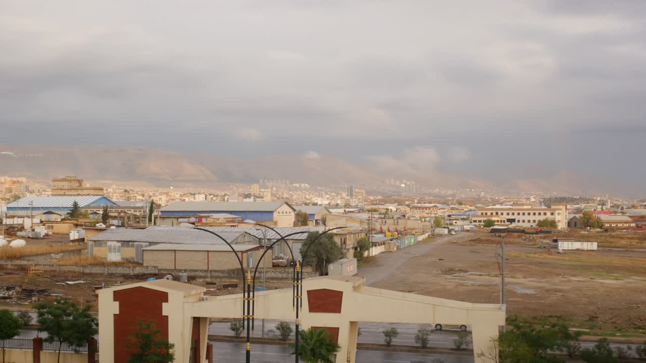 Time-lapse del tramonto da una posizione elevata a Sulaymanyah nel Kurdistan, Iraq, con traffico in transito in una giornata intensa