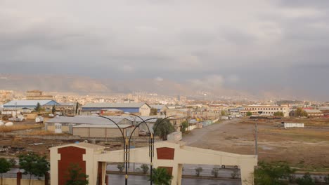 lapso de tiempo del atardecer desde una posición alta en sulaymanyah en kurdistán, irak con tráfico que pasa en un día ajetreado