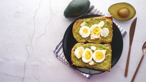 tostadas de aguacate con huevos