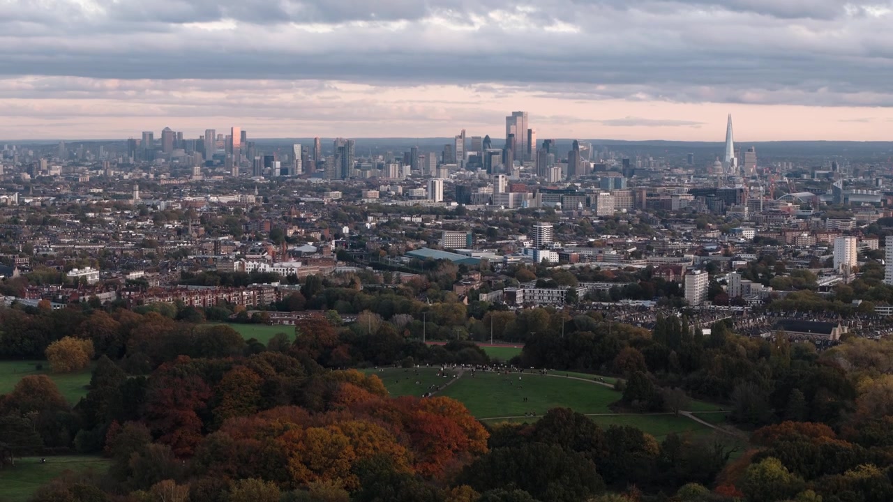 Ripresa in allontanamento su Parliament Hill con lo skyline di Londra e alberi autunnali