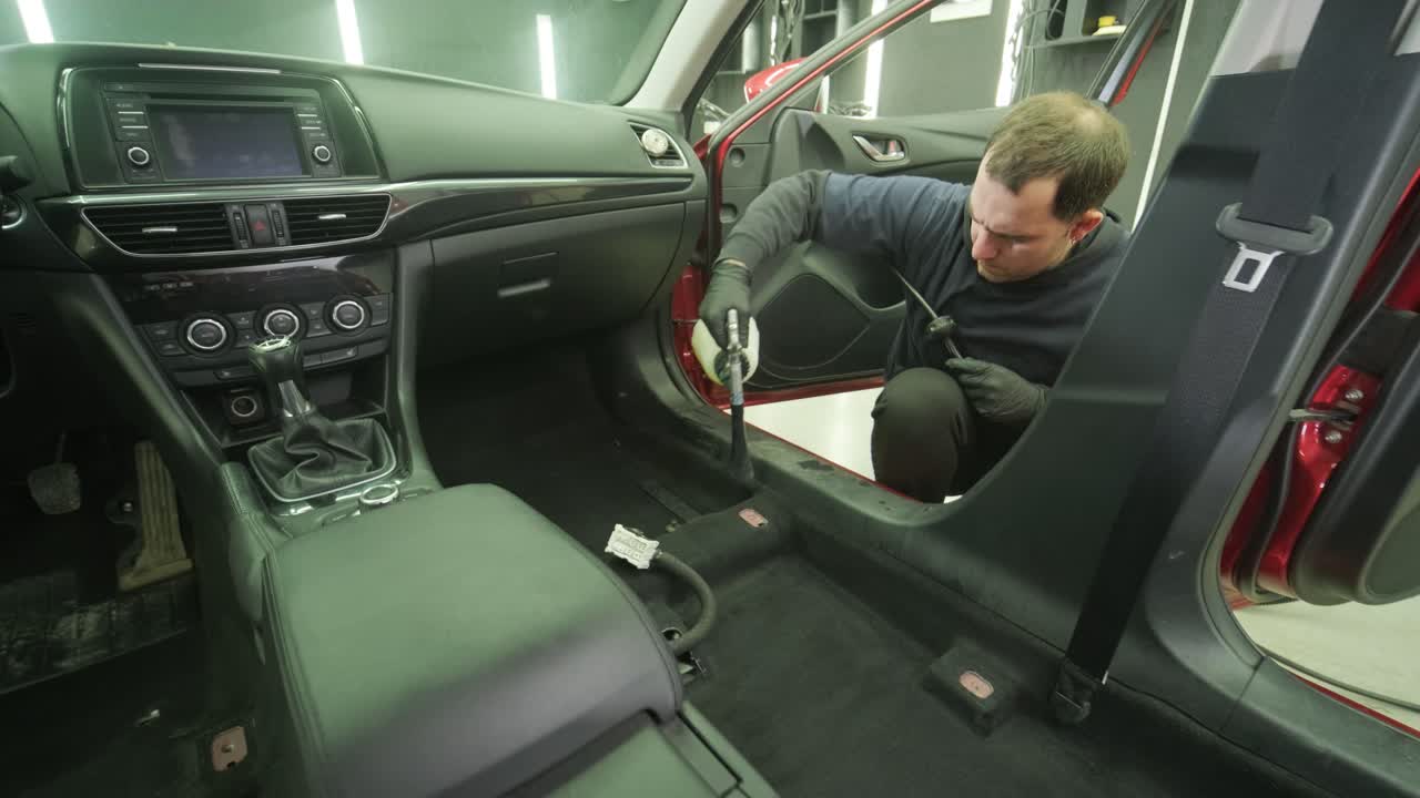 전문적인 자동차 청소. 샤워. 인테리어 세부 사항. 자동차 인테리어를 건조 청소 및 세부 사항; 깊은 좌석 청소; 자동차 세탁에서 거품을 는; 먼지에서 자동차 패널을 청소하는; 진공청소기